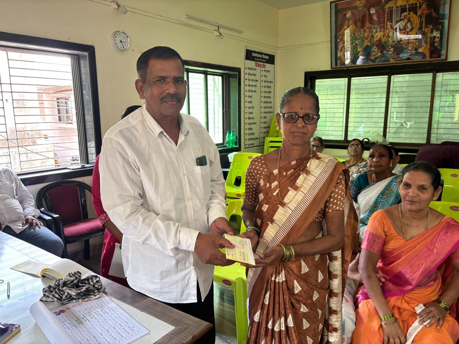 स्वयं-साहाय्य गट लाभार्थींना धनादेश वाटप